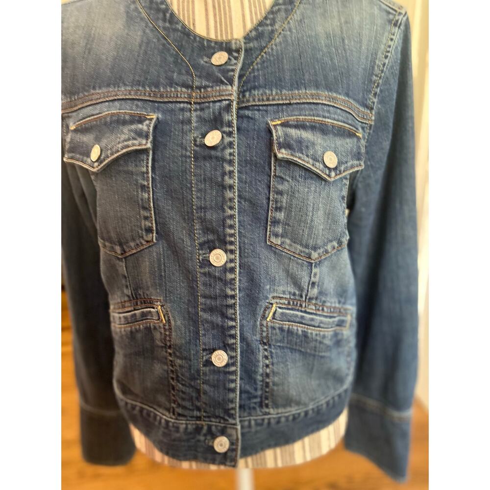 GAP blue denim jacket with 3 snap cuffs, 4 pockets and collarless styling - Picture 3 of 9